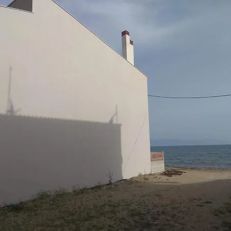 Petro's 2 Néa Karváli